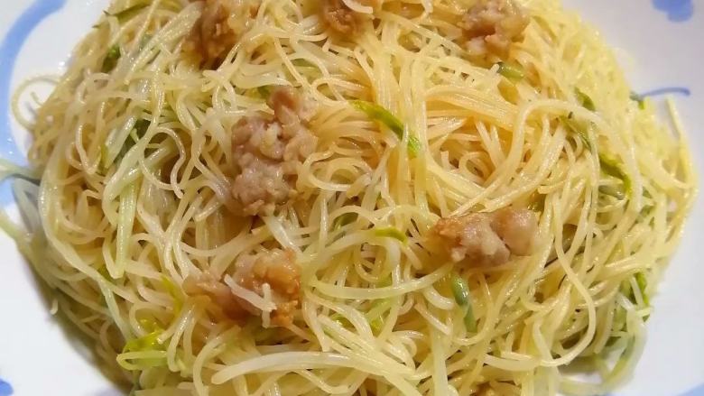 Breakfast ready in three minutes~~ Fried rice noodles with sprouts and minced meat