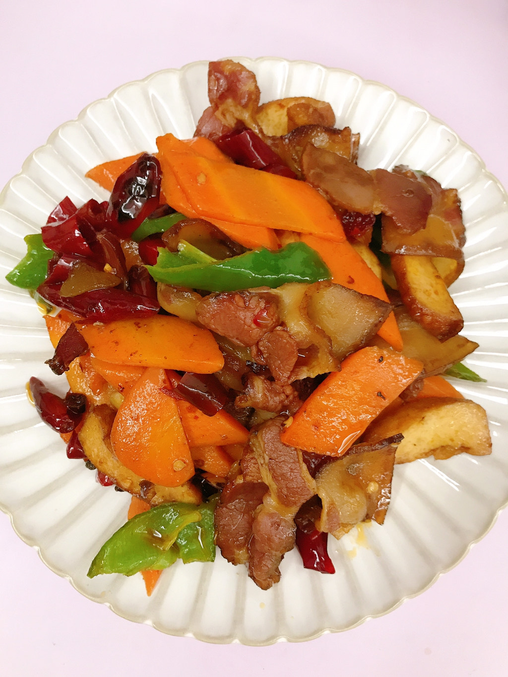 Stir-fried bacon with carrots