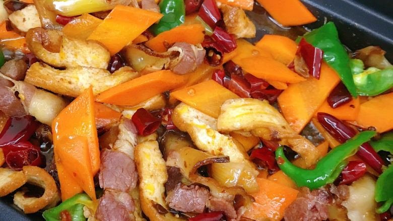 Stir-fried bacon with carrots