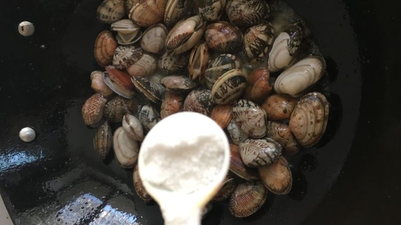 Spicy fried clams: a delicious treat that makes the tongue unable to stop