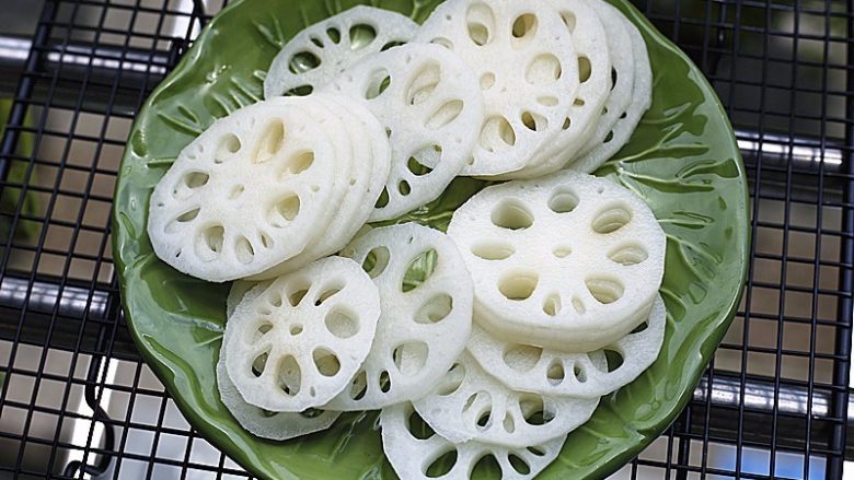 Stir-fried lotus root and seasonal vegetables