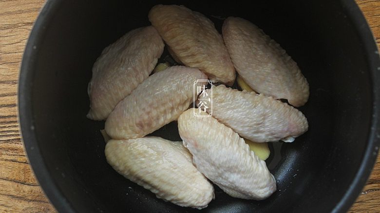 Simple and convenient rice cooker cola chicken wings