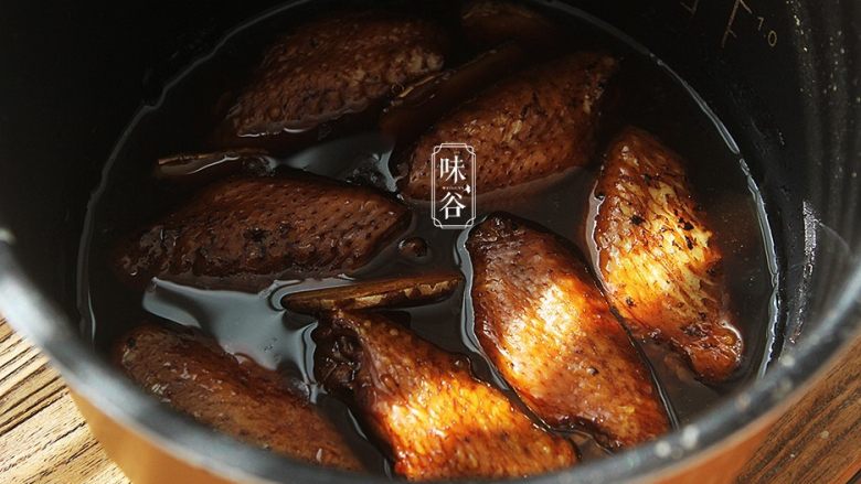 Simple and convenient rice cooker cola chicken wings