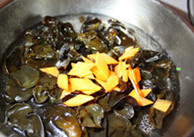 Black vinegar, peanuts and black fungus