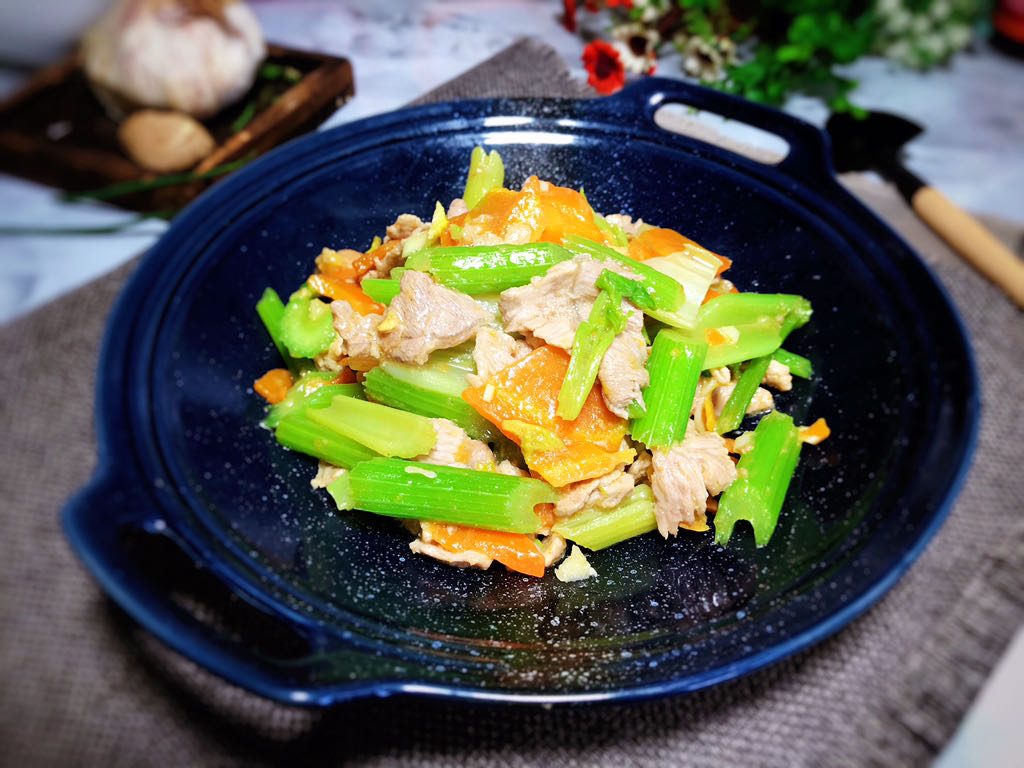 Stir-fried lean meat with celery