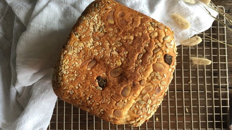 Bread machine version of dried fruit oatmeal toast