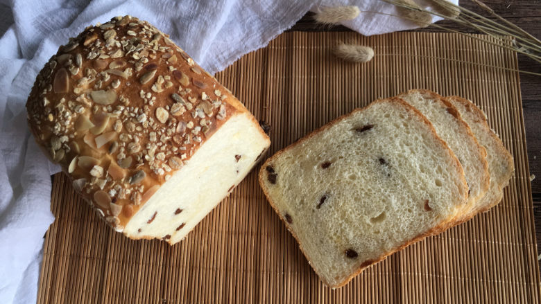 Bread machine version of dried fruit oatmeal toast