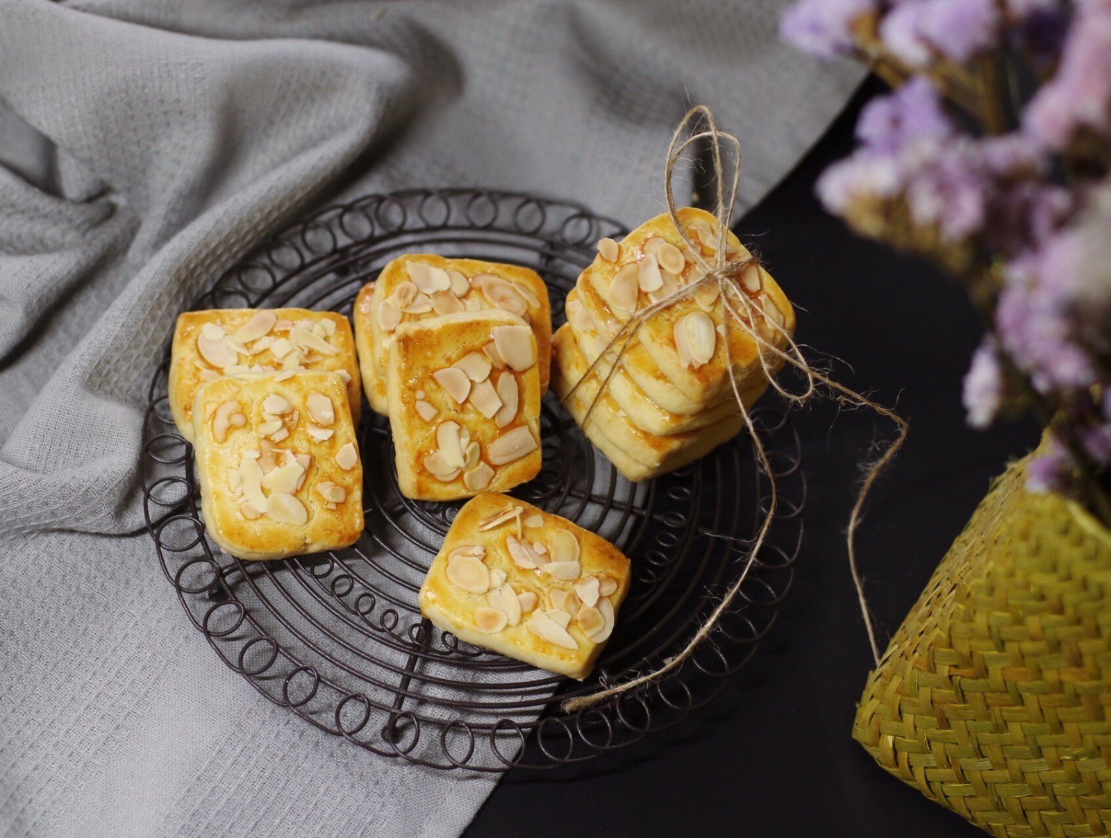 Almond Cheese Crackers