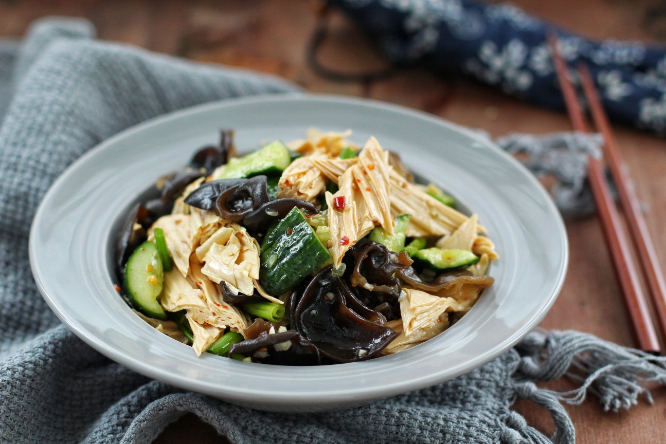 Cucumber and yuba mixed with fungus