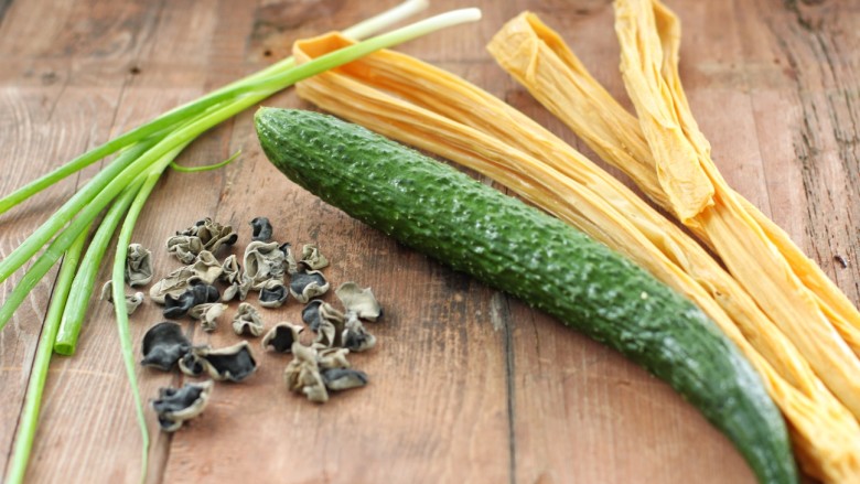 Cucumber and yuba mixed with fungus