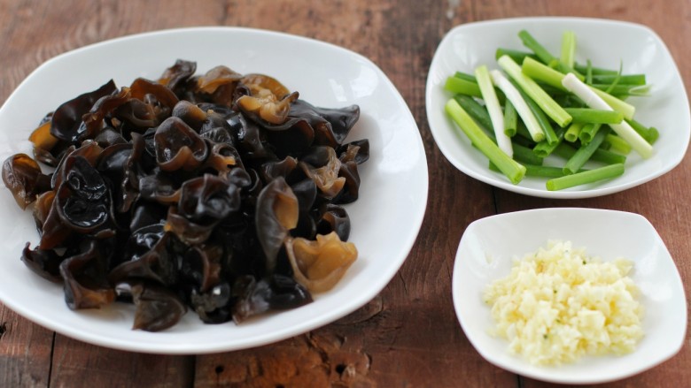 Cucumber and yuba mixed with fungus