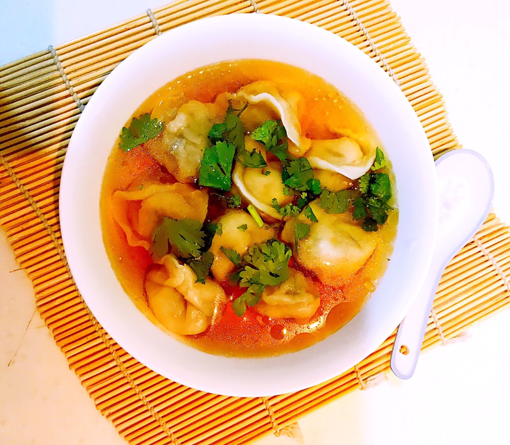 Wontons with scallions and meat in clear soup