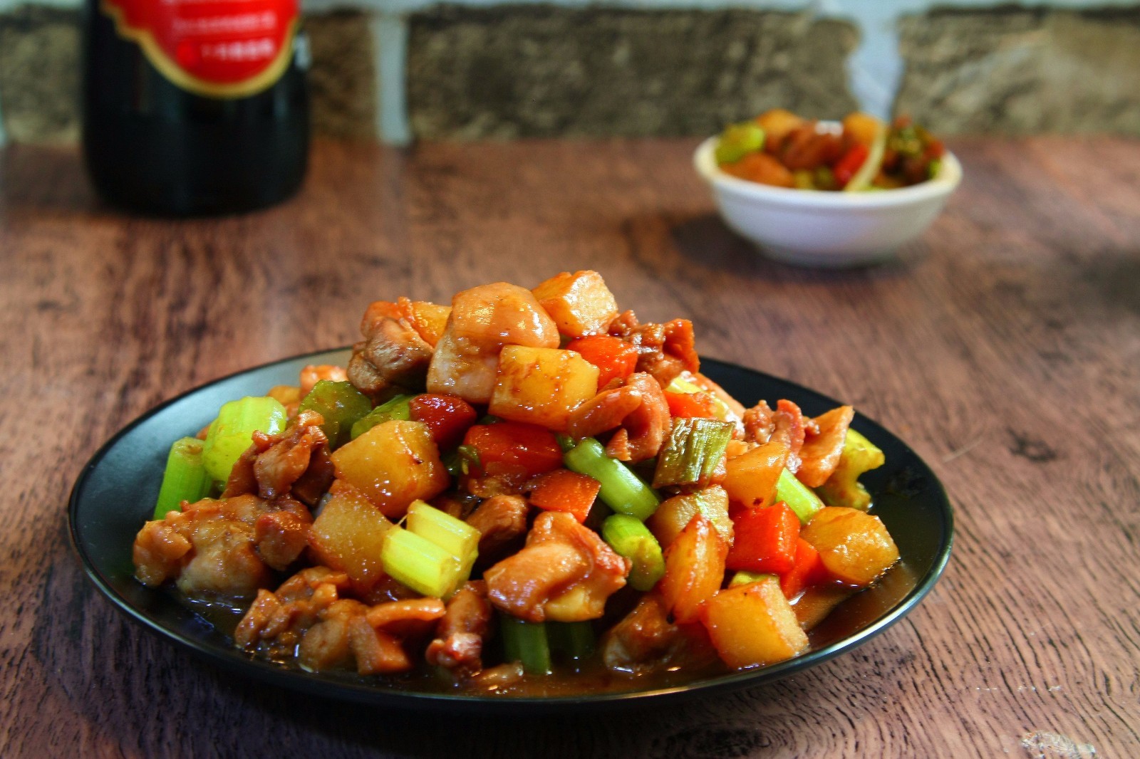 Stir-fried potatoes with diced chicken