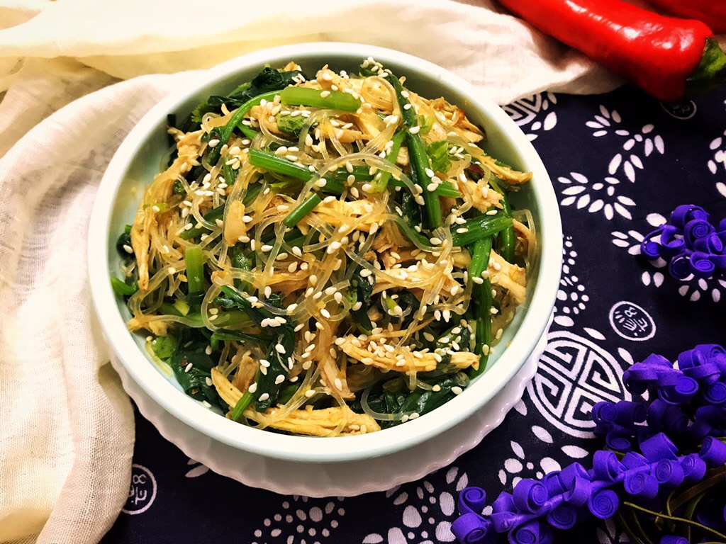 Vermicelli spinach mixed with shredded chicken