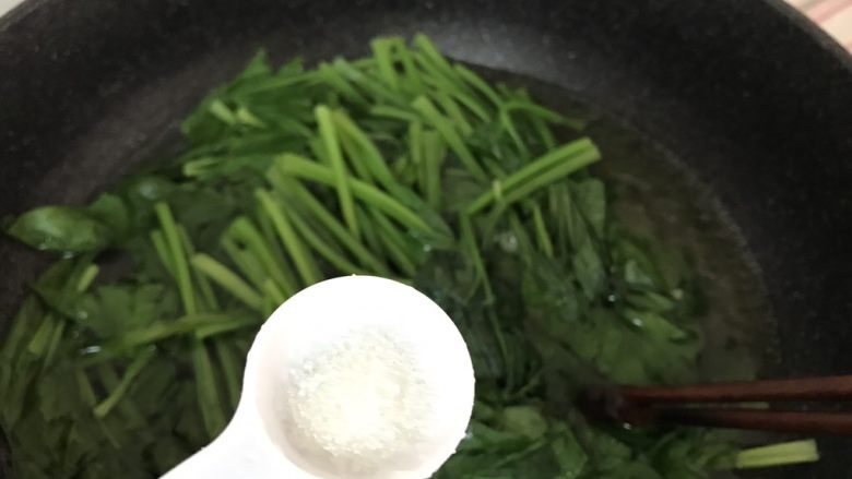 Vermicelli spinach mixed with shredded chicken