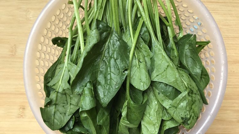 Vermicelli spinach mixed with shredded chicken