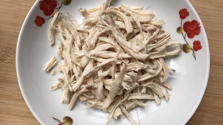 Vermicelli spinach mixed with shredded chicken