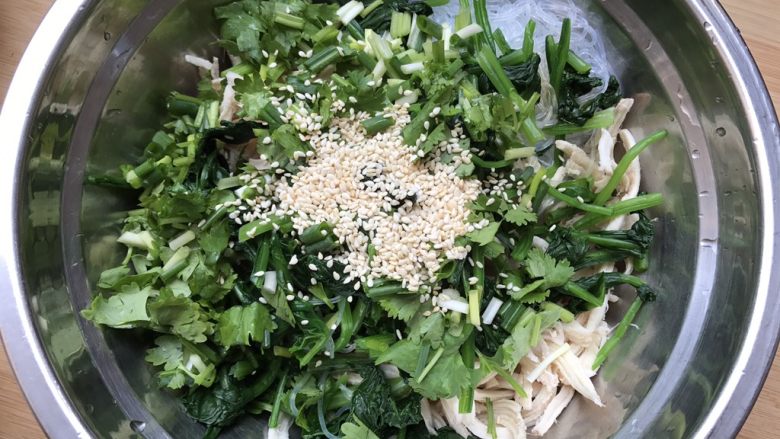 Vermicelli spinach mixed with shredded chicken