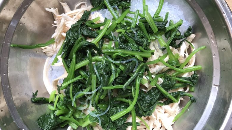 Vermicelli spinach mixed with shredded chicken