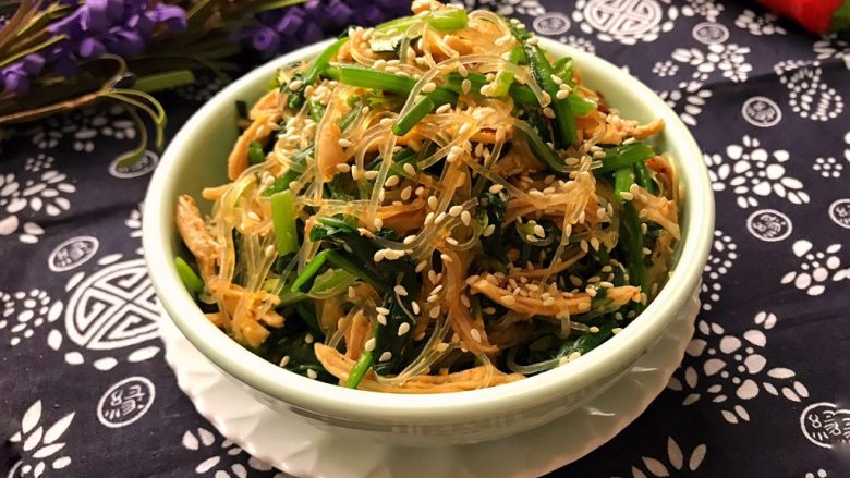 Vermicelli spinach mixed with shredded chicken