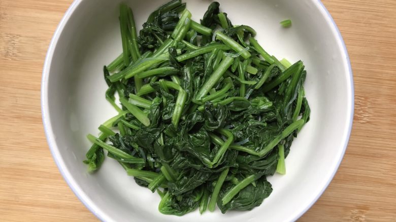 Vermicelli spinach mixed with shredded chicken