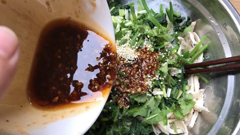 Vermicelli spinach mixed with shredded chicken