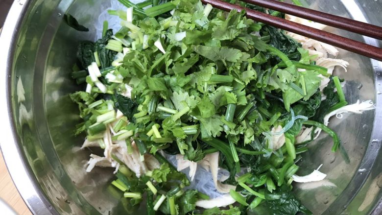 Vermicelli spinach mixed with shredded chicken