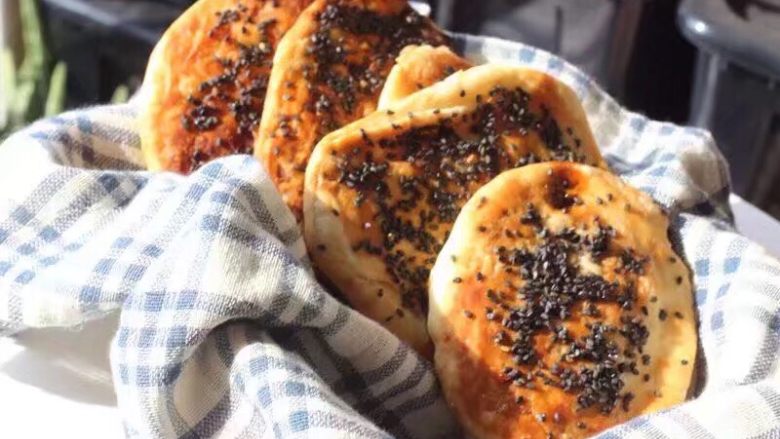 Delicious and crispy brown sugar sesame cakes