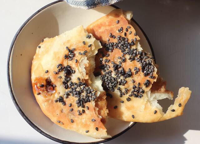 Delicious crispy brown sugar sesame cakes