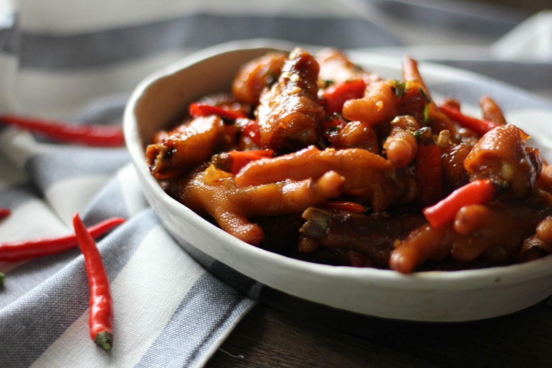 Spicy braised chicken feet