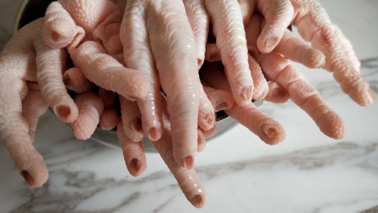 Spicy braised chicken feet