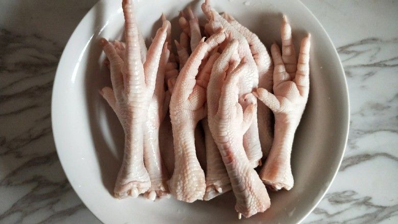 Spicy braised chicken feet