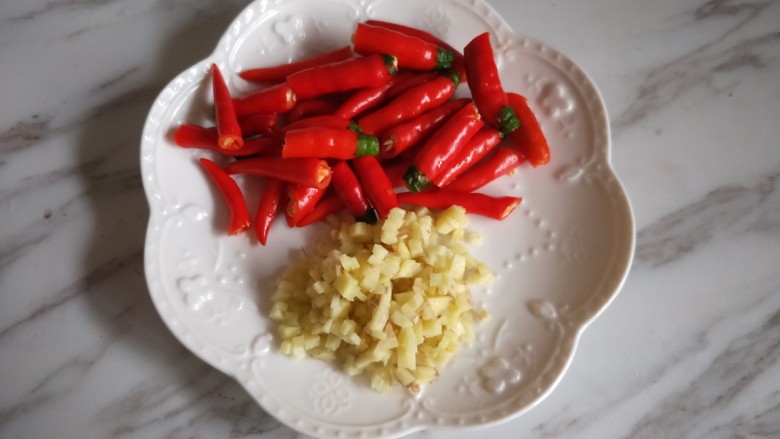 Spicy braised chicken feet