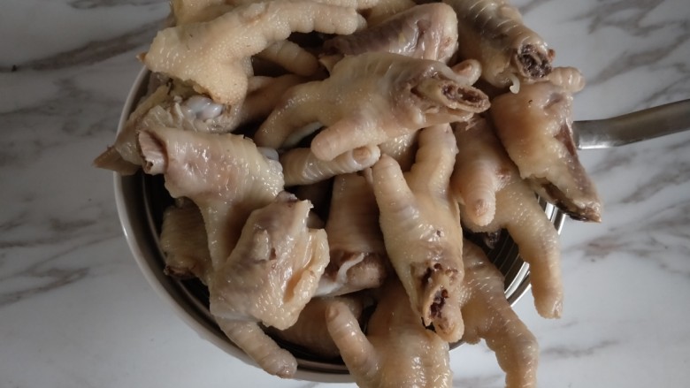 Spicy braised chicken feet