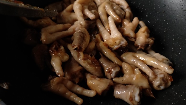 Spicy braised chicken feet