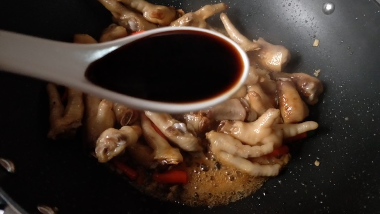 Spicy braised chicken feet