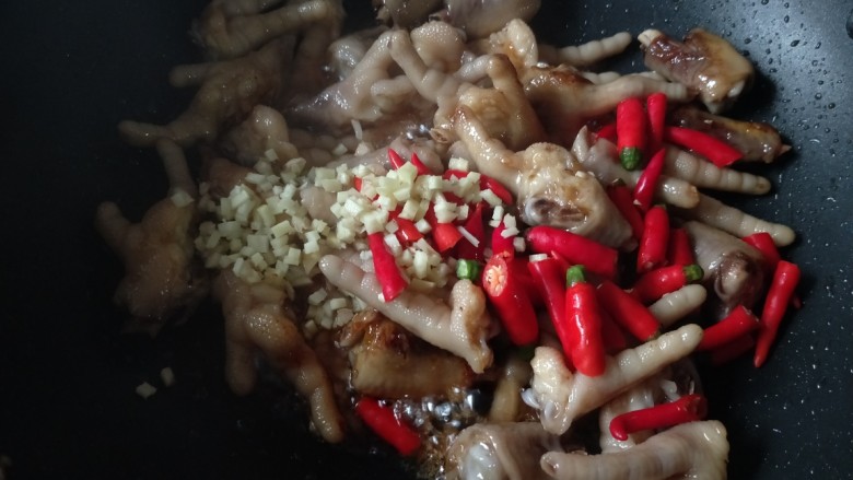 Spicy braised chicken feet