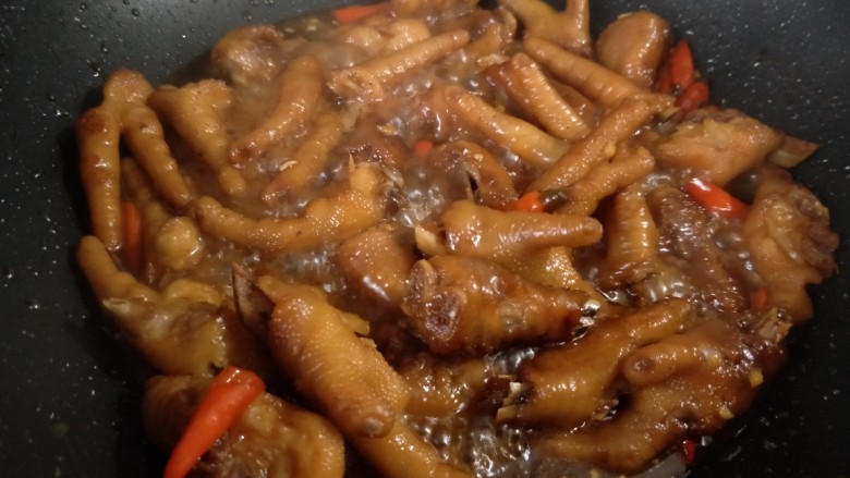 Spicy braised chicken feet