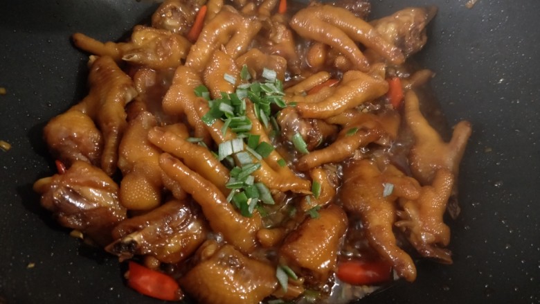 Spicy braised chicken feet