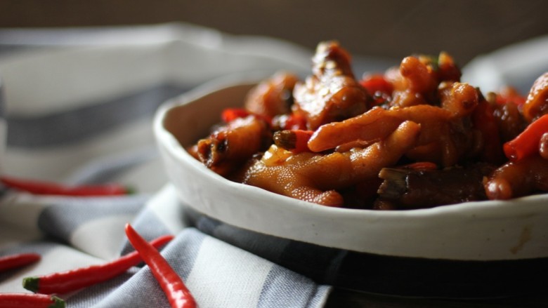 Spicy braised chicken feet