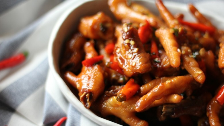 Spicy braised chicken feet