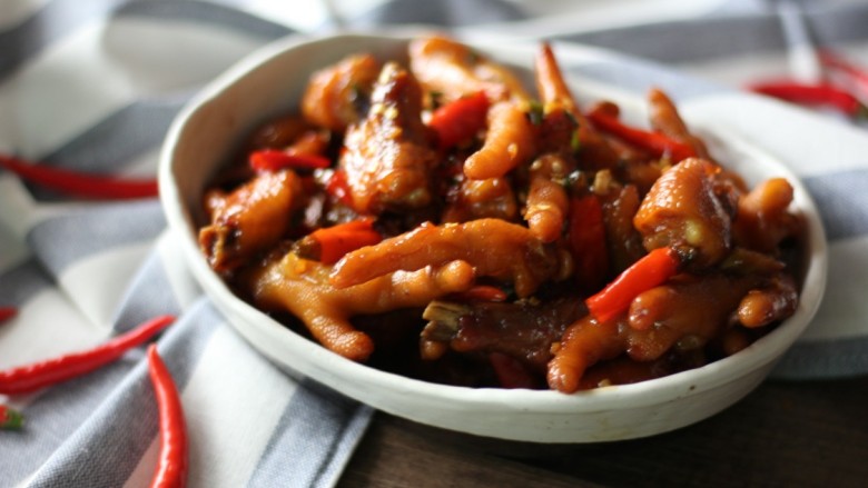 Spicy braised chicken feet