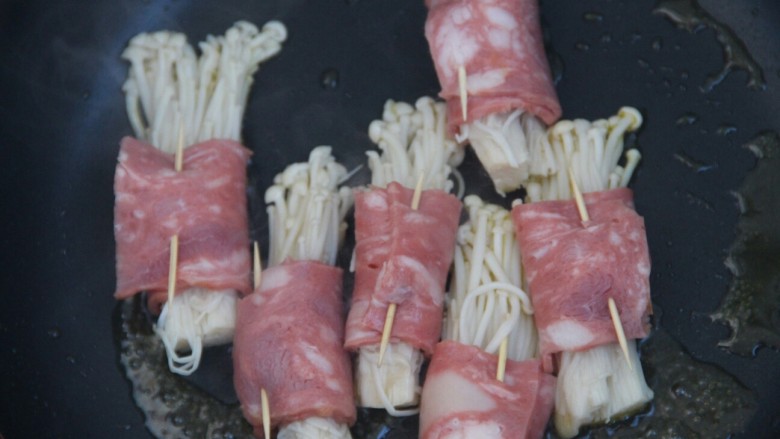 Bacon Enoki Mushroom Roll