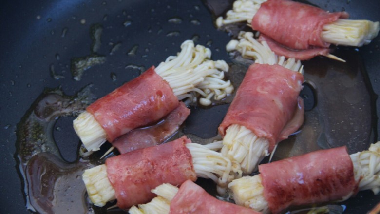 Bacon Enoki Mushroom Roll