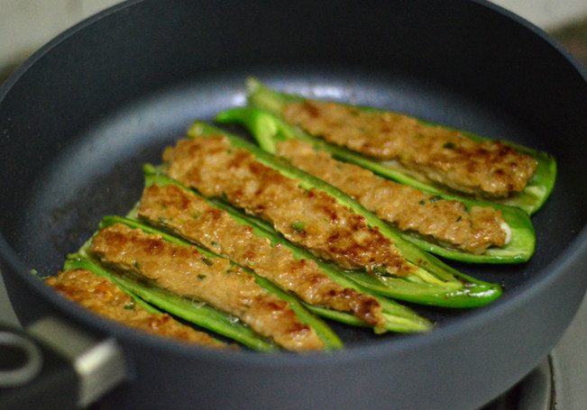 Green pepper stuffed meat