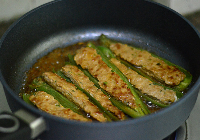 Green pepper stuffed meat