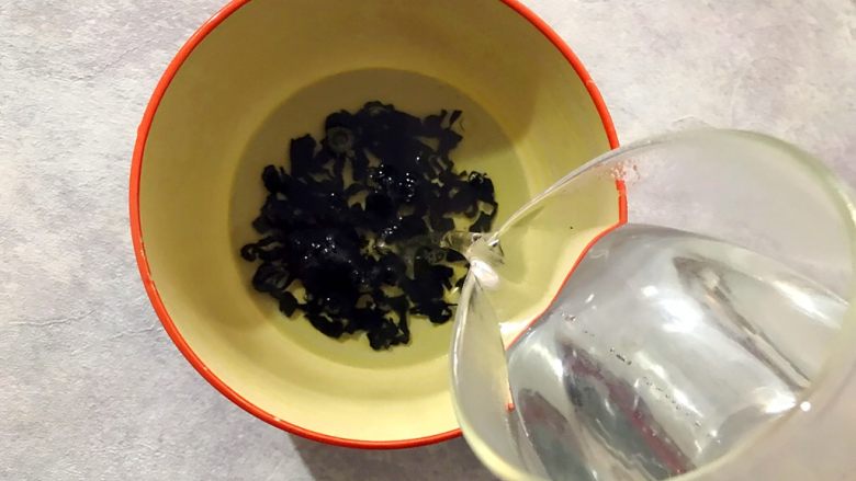 Healthy eating cold and refreshing side dishes ~ bitter chrysanthemum wakame