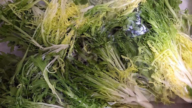 Healthy eating cold and refreshing side dishes ~ bitter chrysanthemum wakame