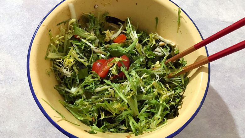 Healthy eating cold and refreshing side dishes ~ bitter chrysanthemum wakame