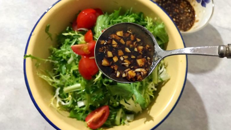 Healthy eating cold and refreshing side dishes ~ bitter chrysanthemum wakame